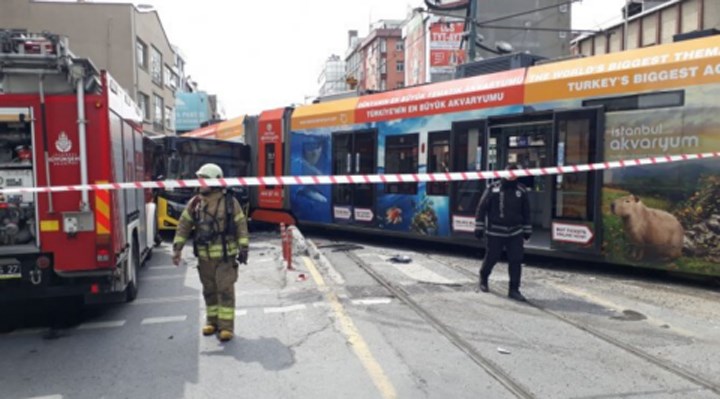 Sultangazi’de tramvayla İETT otobüsü çarpıştı