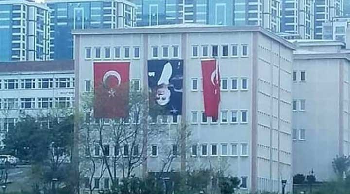 Trabzon Üniversitesi binasına Atatürk posteri ters asıldı