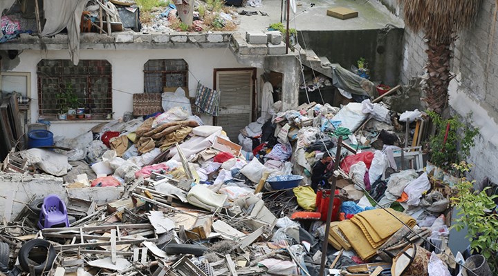 Yaşlı kadının evinden 30 ton çöp çıktı