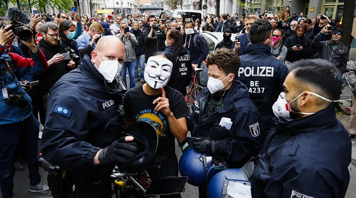 Almanya’da koronavirüs kısıtlamaları protesto edildi
