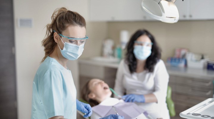 Diş tedavisi sırasında alınacak tedbirler salgına göre güncellendi