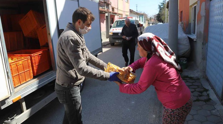 Adana Büyükşehir Belediyesi’nin ekmeklerini dağıtan 3 kişi gözaltına alındı