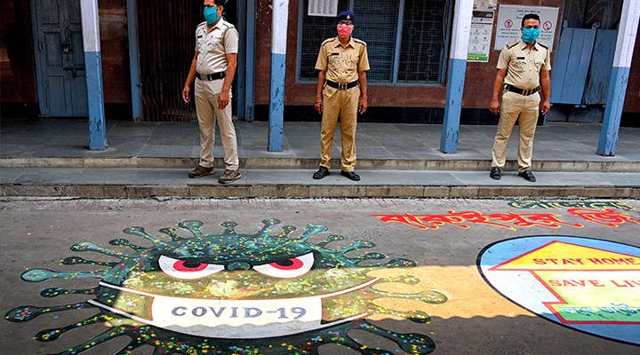 Hindistan'da hükümet ve halk arasındaki 'koronavirüs krizi' devam ediyor