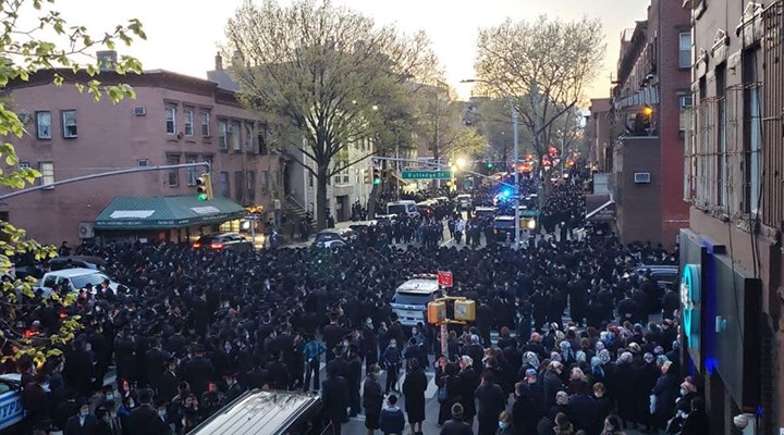 'Sosyal mesafesiz' cenaze töreni New York'u karıştırdı