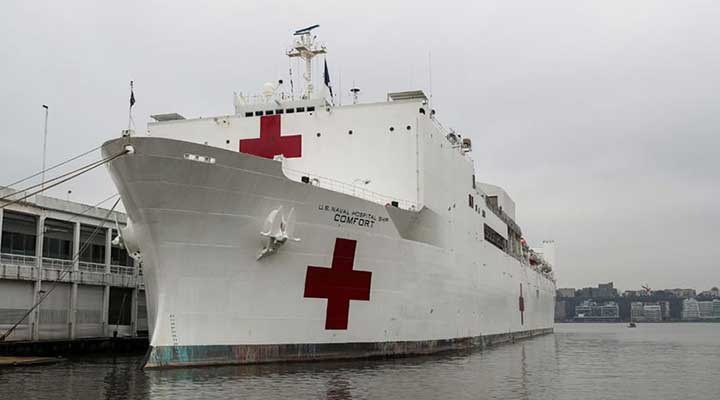 ABD donanmasına ait hastane gemisi New York'tan ayrıldı: 1 ay boyunca 182 hasta tedavi edildi