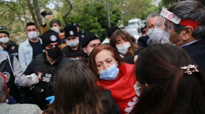 DİSK'liler gözaltına alındı, vekiller 1 Mayıs çelengini Taksim'e bıraktı