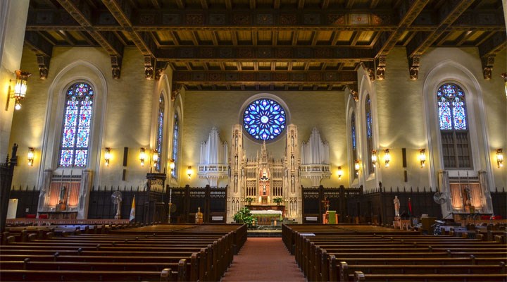 ABD'de kiliselerin ibadete kapanması kararına karşı dava açıldı