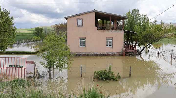 Aksaray'da sulama kanalı patladı, tarla ve evler su altında kaldı