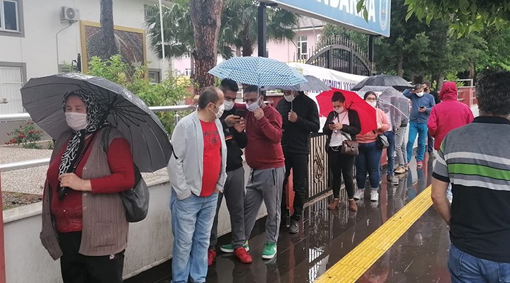 Antalya’da, yağmur altında sosyal mesafesiz ‘maaş kuyruğu’
