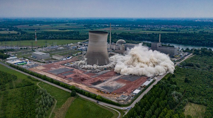 Almanya, nükleer santralin soğutma kulelerini böyle yıktı