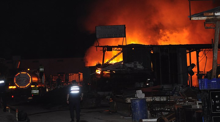 Antalya'da hurda deposunda yangın: 2 işçi dumandan etkilendi