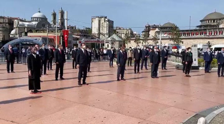 19 Mayıs kutlanıyor: İmamoğlu, Taksim'de düzenlenen törende Cumhuriyet Anıtı'na çelenk bıraktı