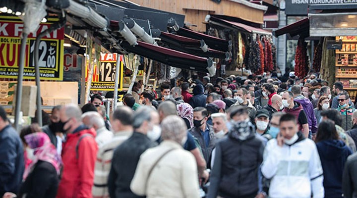 Eminönü'nde bayram alışverişi yoğunluğu: Sosyal mesafe kuralları yine hiçe sayıldı