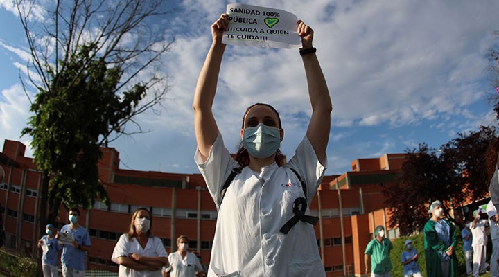 İspanya’da sağlık çalışanlarından koronavirüs protestosu
