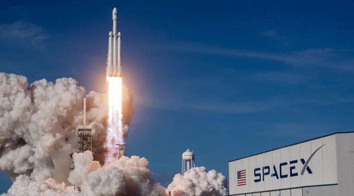 SpaceX'in ilk insanlı uzay mekiği denemesi hava koşulları nedeniyle ertelendi