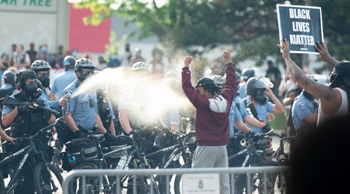 George Floyd'un öldürülmesini protesto edenlere polisten biber gazlı saldırı