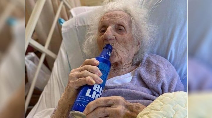 103 yaşında koronavirüsü yendi, ilk isteği bira oldu