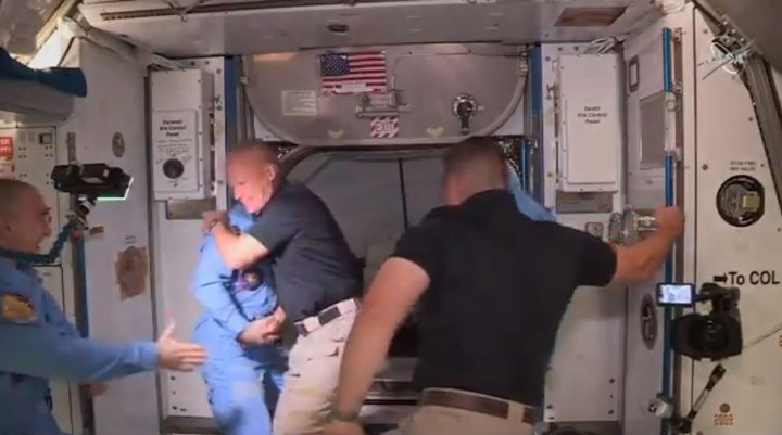 Astronotlar Crew Dragon kapsülünden Uluslararası Uzay İstasyonu'na geçti