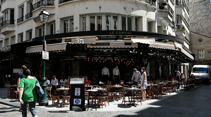 Fransa normalleşme sürecinde yeni adım attı: Kafe, bar ve restoranlar açıldı