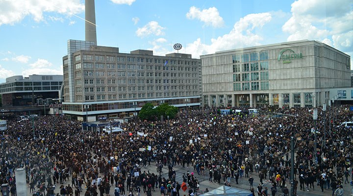 Berlin’de on binlerce kişi George Floyd için yürüdü