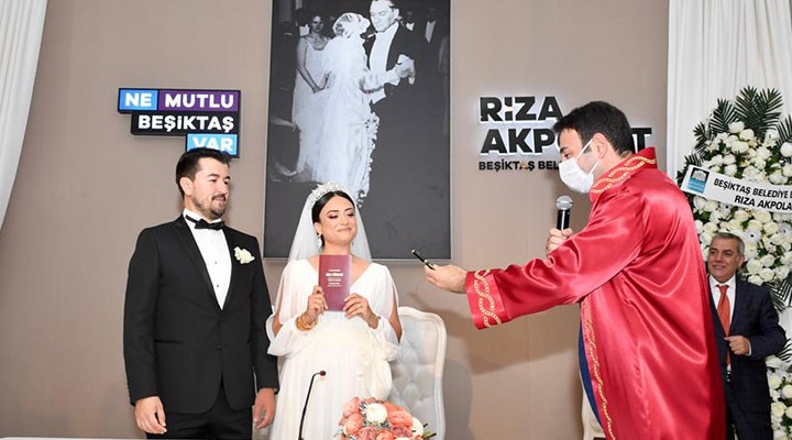 Beşiktaş Belediye Başkanı Rıza Akpolat yeni dönemin ilk nikahlarını kıydı