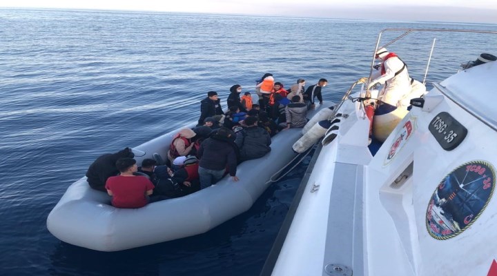 İzmir açıklarında mahsur kalan 37 sığınmacı kurtarıldı