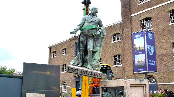 İngiltere'de bir köle tacirinin daha heykeli söküldü