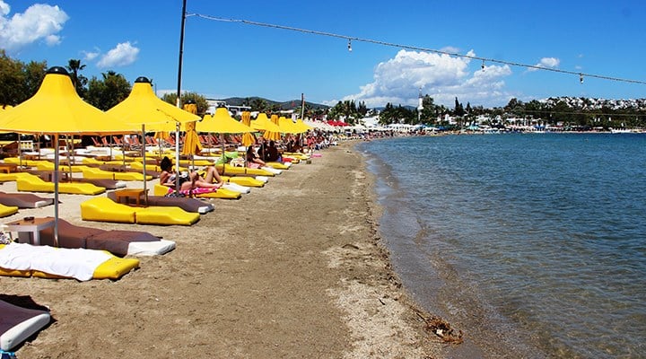 Boş kalan Bodrum plajlarında şezlonglar ücretsiz oldu