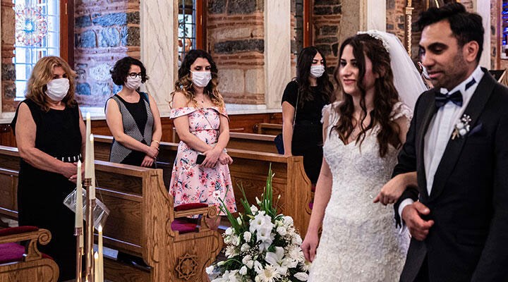 Sosyal mesafeli, maskeli ilk kilise düğünü yapıldı