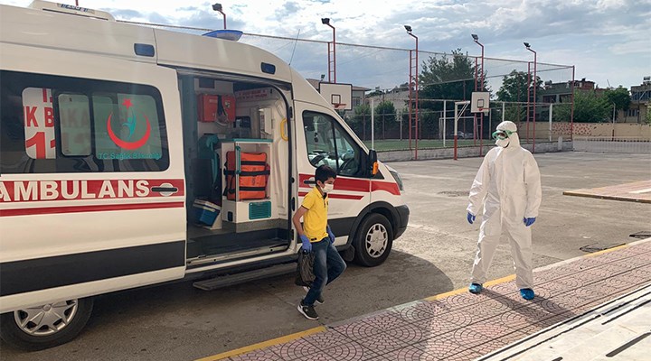 Covid-19 tedavisi gören gençler, ambulanslarla sınava götürüldü
