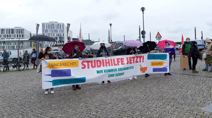 Öğrenciler Berlin’de eylemde: Bakan bizimle alay ediyor!