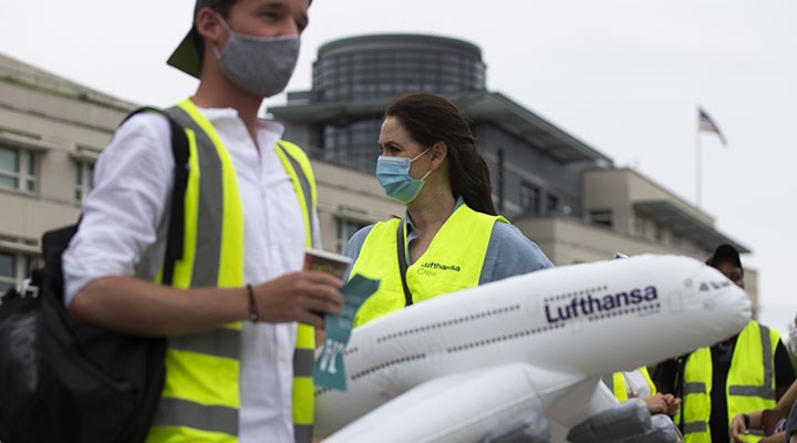 Lufthansa çalışanları şirketin kaderini belirleyecek karar öncesi sokağa çıktı