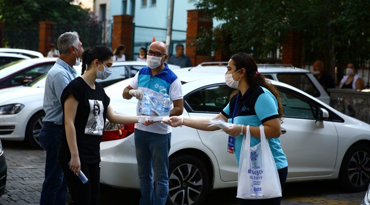 İzmir ve Aydın Büyükşehir’den öğrencilere su ve maske desteği