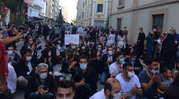 İzmir Barosu'nun yürüyüşüne izin verilmedi, avukatlar oturma eylemi başlattı