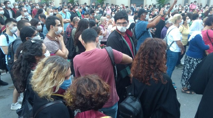 İzmir Barosu önünde avukatlardan oturma eylemi