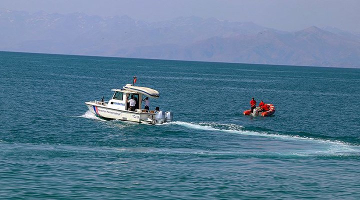 Van Gölü'nde batan tekne bulundu