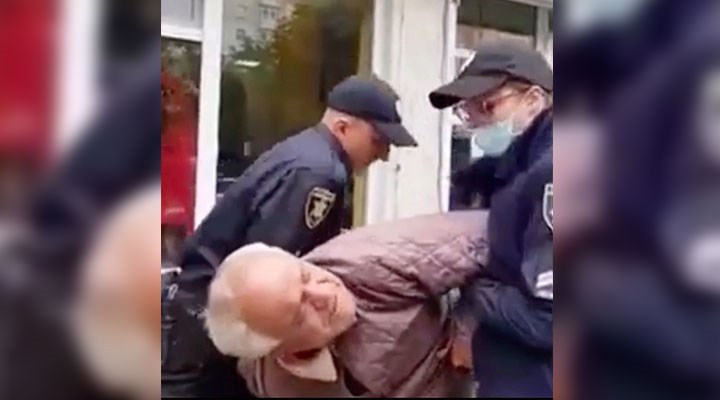 Ukrayna'da maske takmayan yaşlı adama polis şiddeti