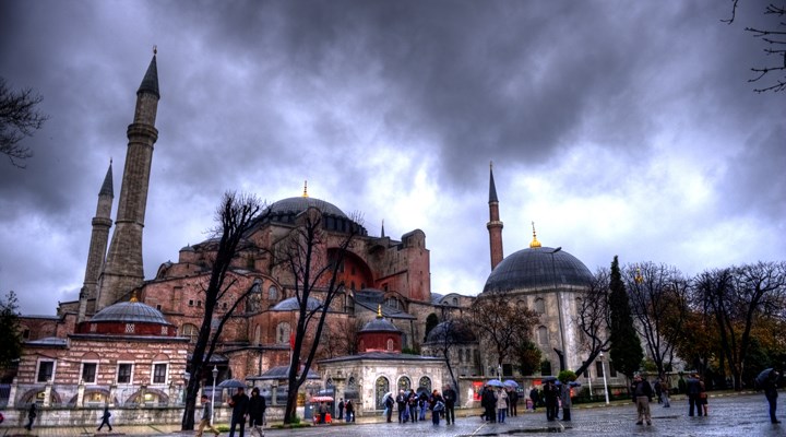 Mitrofanova: Ayasofya’nın cami olması yeni Osmanlı hırsıyla bağlantılı