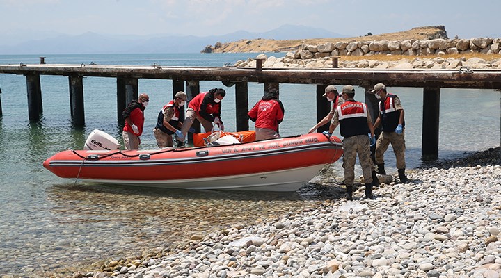 Van Gölü'nde batan teknede 4 kişinin daha cansız bedenine ulaşıldı