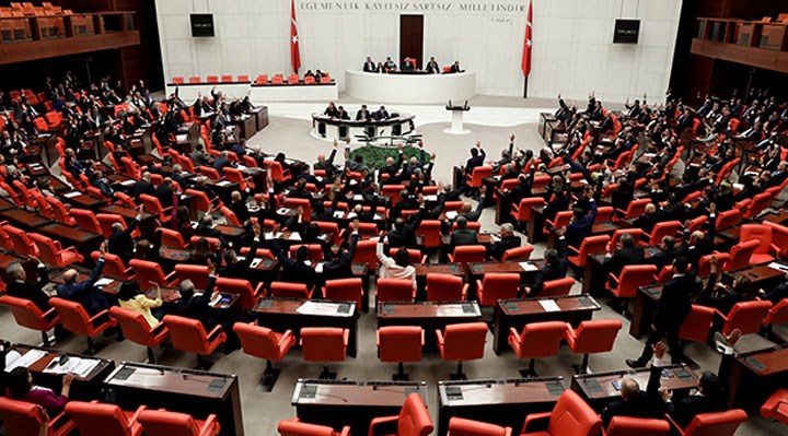 AKP’den yeni yasa teklifi: İşçilerin ücretsiz izne çıkarılması 1 yıl daha uzatılabilir