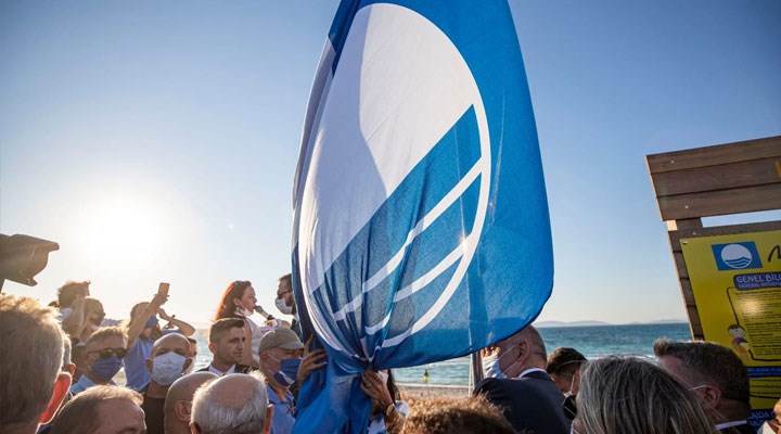 Çeşme Ilıca Halk Plajı'na ‘mavi bayrak’ çekildi