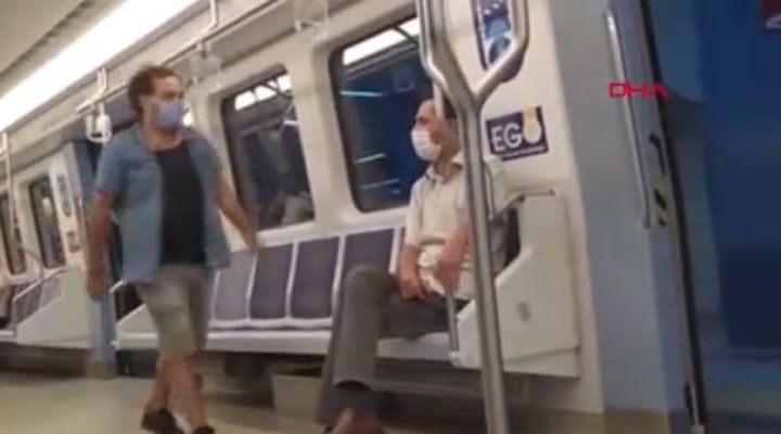 Metroda şarkı söyleyen yurttaşın boğazını sıktı: "Ben diyorsam susacaksın"