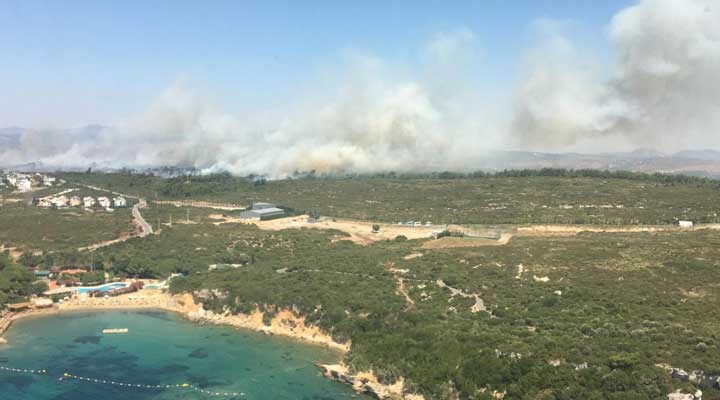 İzmir Seferihisar'da deniz gören bir noktada orman yangını