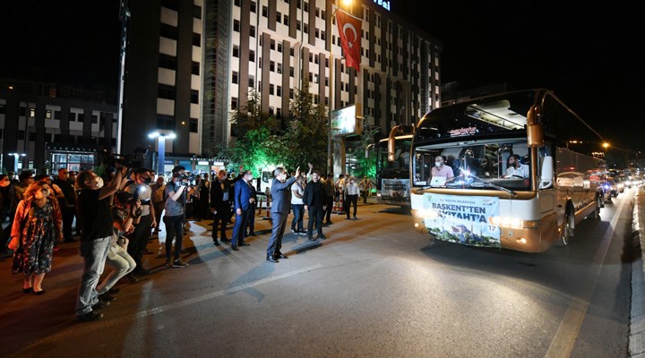 AKP'li belediye salgın dinlemedi: Bin 453 kişiyi Ayasofya'daki Cuma namazına götürdüler
