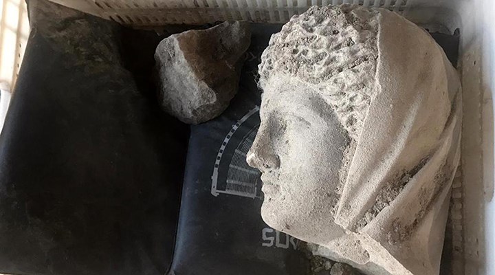Perge Antik Kenti'nde 1700 yıllık kadın heykeli bulundu