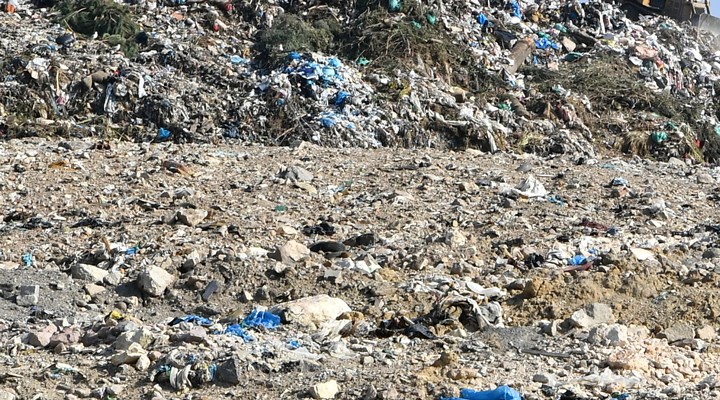 İngiltere’nin çöpleri, Adana’da yol kenarlarına atılıyor ya da yakılıyor