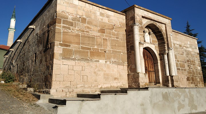 700 yıllık kervansarayın taş duvarlarını çimento ile sıvadılar