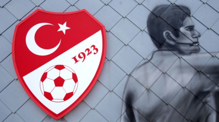 Türk futbolu ülkenin aynası olmaya devam ediyor: Maçlara da hakemsiz çıkalım!