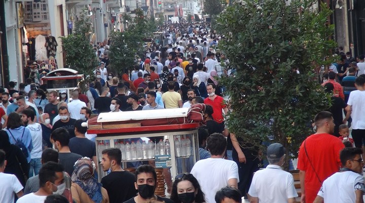 İstiklal Caddesi'nde yoğunluk: Koronavirüs tedbirleri hiçe sayıldı