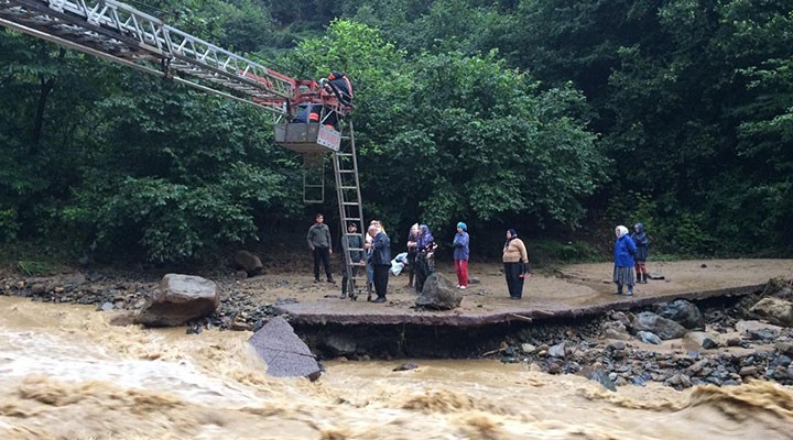 Trabzon'da yağış nedeniyle yolda mahsur kalan 21 kişi kurtarıldı